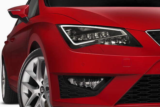 Nicht bei Audi, sondern bei Seat gibt es den Vorsprung durch Technik: Erstmals in dieser Klasse offeriert Seat Voll-LED-Scheinwerfer. Das Tagfahrlicht ist optisch (zu) nah bei Audi