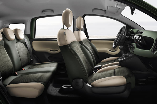 Das Armaturenbrett liefert Fiat auf Wunsch in grn, die Sitze tragen ein von den 4x2-Varianten abweichendes Dessin, und stellenweise gibt es Applikationen in Leder