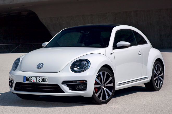 VW bietet für den Beetle jetzt auch ein R-Line-Paket Exterieur an. Es besteht u.a. aus vorderen Stoßfänger mit schwarz genarbten, eigenständigen Lufteinlässen, Blinkerrahmen in Chrom sowie »