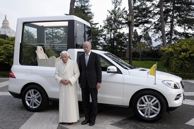 Daimler- und Mercedes-Chef Dieter Zetsche hat das neue Papamobil persnlich an Papst Benedikt XVI. bergeben