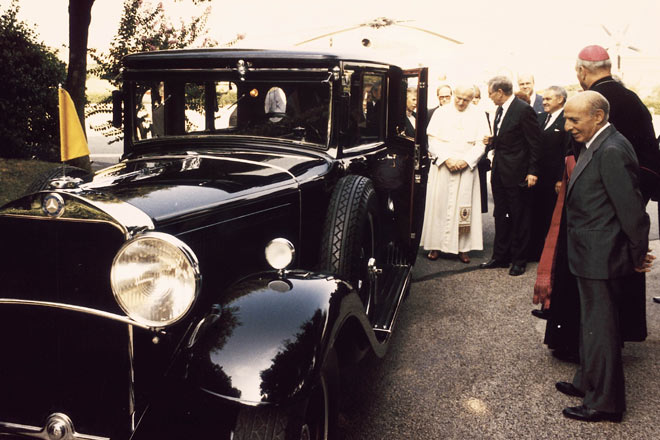 Rckkehr in den Vatikan: 1984 nahm Papst Johannes Paul II. das erste Papst-Auto aufwndig restauriert in Empfang