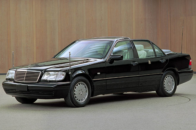 Mercedes-Benz ist so etwas wie der inoffizielle Hoflieferant des Vatikan. Auf Basis der S-Klasse (Baureihe W 140) entstand 1997 dieses Landaulet als Fahrzeug fr Papst Johannes Paul II.