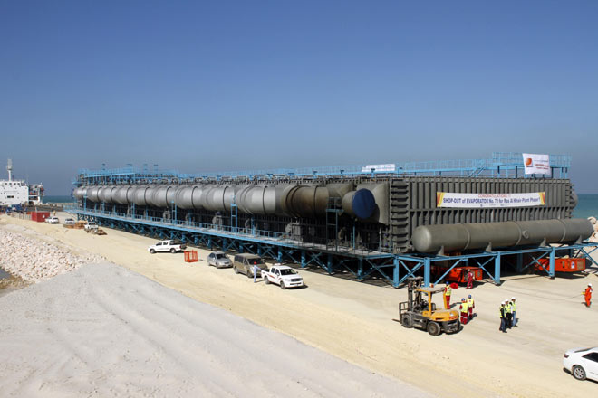 124 Meter lang, 34 Meter breit, 12 Meter hoch, 4.890 Tonnen schwer: Das ist ein Auto, jedenfalls im weiteren Sinne. Die größte Verdampfungsanlage der Welt wurde in Saudi-Arabien transportiert
