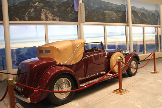 Nun wird der Rolls-Royce noch bis zu 21. April 2013 auf dem Berggipfel zu sehen sein, dann geht es in gleicher Art und Weise zurück ins Tal und ins RR-Museum im österreichischen Dornbirn, wo der Phantom »wohnt«