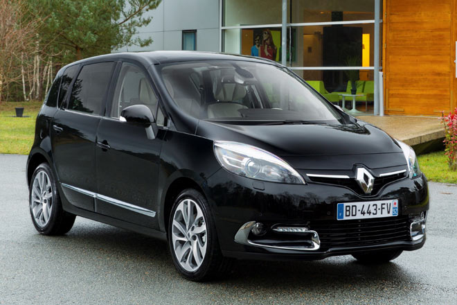Renault spendiert dem Scénic erneut ein Facelift. Nach der Verschönerungskur von 2012, die vornehmlich die Scheinwerfer betraf, erhält der Kpmpaktvan jetzt das neue »Familiengesicht« der Marke