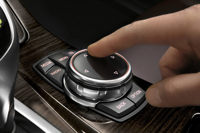 Gru von Audi: Auf dem iDrive-Controller lassen sich nun optional mit dem Finger Buchstaben eingeben