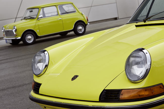 »Im September 2013 feiert mit dem Porsche 911 der deutsche Sportwagen schlechthin seinen 50. Geburtstag«, heißt es in einer Mitteilung des BMW-Konzerns. Zu den zahlreichen Gratulanten zähle auch Mini