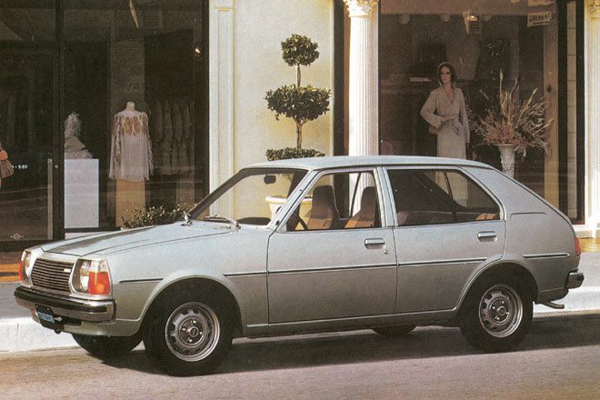 Er war der Nachfolger des Mazda 323, der zwischen 1977 (Bild) und 2002 in sechs Generationen vom Band lief