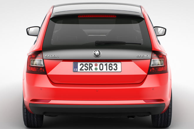 Optional liefert Škoda eine »lange Heckscheibe«, die etwa zehn Zentimeter weiter nach unten reicht und den Bereich von Schriftzügen und Logo umfasst