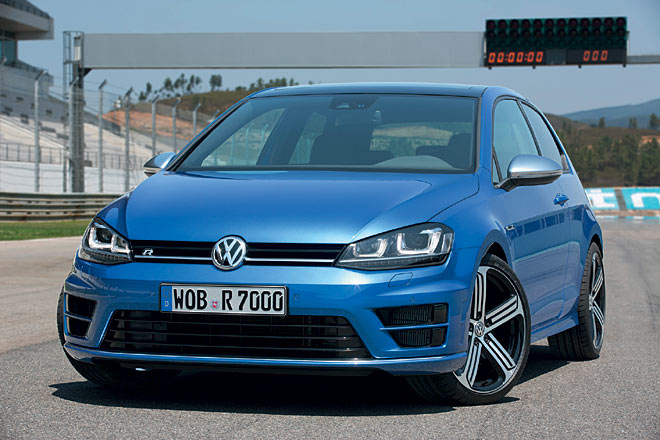 VW hält das hohe Tempo bei der Golf-VII-Einführung bei. Nach Limousine und Variant, GTI und GTD, BlueMotion und 4Motion folgt jetzt das Flaggschiff, der neue Golf R