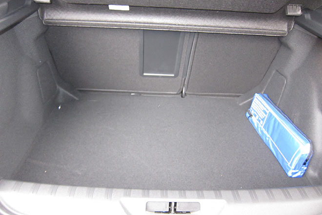 Der Kofferraum ist berdurchschnittlich gro und gut beladbar, verfgt aber nicht ber einen verstellbaren Laderaumboden. Merkwrdig: Die Verzurrsen sind im lose aufgelegten Boden verankert, nicht in der Karosserie