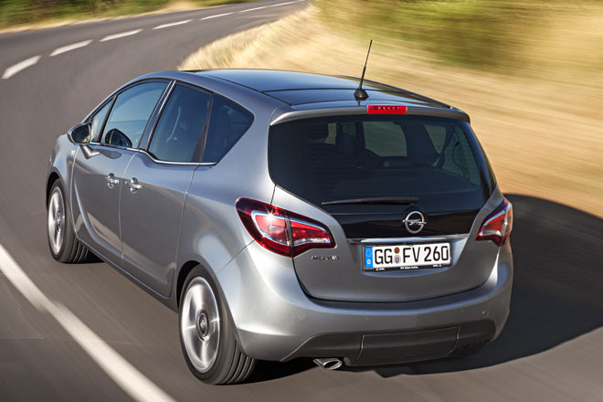 Die Rckleuchten hat Opel aufgehbscht, dabei aber die dritte Bremsleuchte bersehen, die in dnnerer und breiterer Ausfhrung den optischen Eindruck sicher beflgelt htte