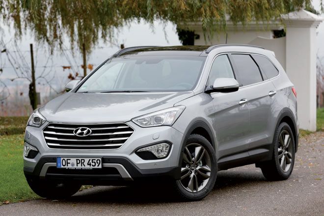 Hyundai erweitert das Angebot der vor rund einem Jahr eingeführten zweiten Santa-Fe-Generation um eine Langversion als neues Topmodell der Baureihe – und der gesamten Marke