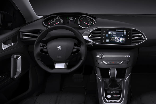 Das Interieur mit dem sogenannten »i-Cockpit« entspricht dem der Limousine. Es bietet einige gute Anstze, lsst aber Detailperfektion vermissen