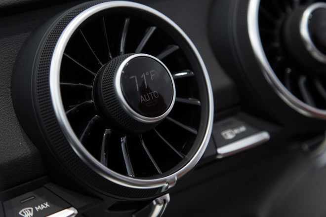 Auch die Klimabedieneinheit hat Audi neu »gedacht«. Die Wunschtemperatur wird jetzt direkt an den Ausströmern ein- und mittig dargestellt