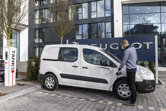 Auf dem Parkplatz der Peugeot-Deutschlandzentrale in Kln tankt der Partner Electric bequem an einer Ladesule. Die Reichweite betrgt bis zu 170 Kilometer