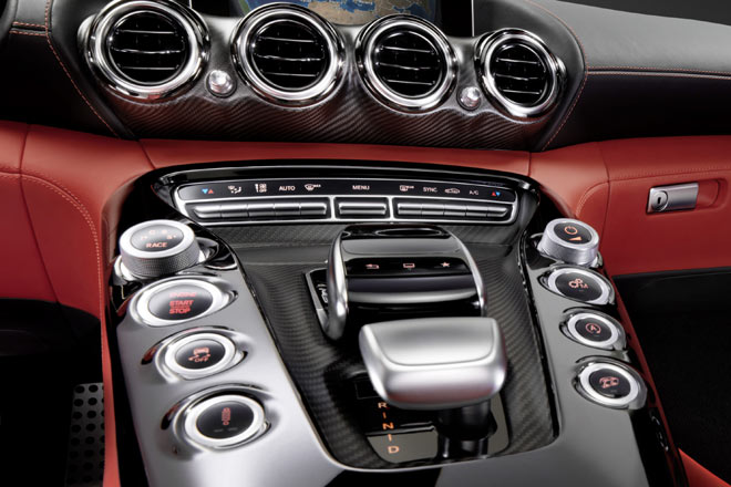 Die acht Tasten bzw. Drehregler nennt Mercedes allen Ernstes »AMG DRIVE UNIT«, ihre Anordnung soll das V8 des Motors aufnehmen. Derzeit sind Erlkönige des AMG GT unterwegs, die <a href='show.htm?id=10944'>wir hier zeigen</a>