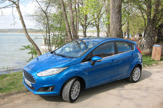 Ford bietet den Fiesta auch mit einem als PowerShift bezeichneten Doppelkupplungsgetriebe an, das ausschließlich mit dem EcoBoost-Dreizylinder kombinierbar ist