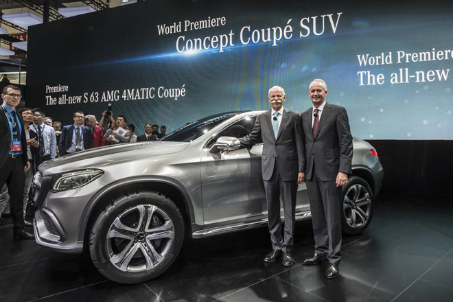 Daimler-Chef Dieter Zetsche (l.) fabuliert, der Wagen sei kein weiteres SUV-Crossover, sondern ein Coupé, dem man die hauseigene Offroad-Expertise hinzugefügt habe