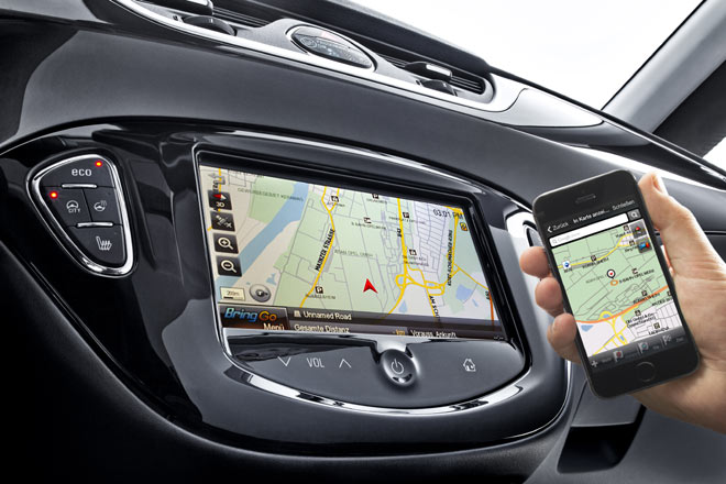 Das Multimediasystem verfügt über einen satte 7 Zoll großen Touchscreen und kann Handy-Inhalte darstellen. Die Navigation wird per App realisiert