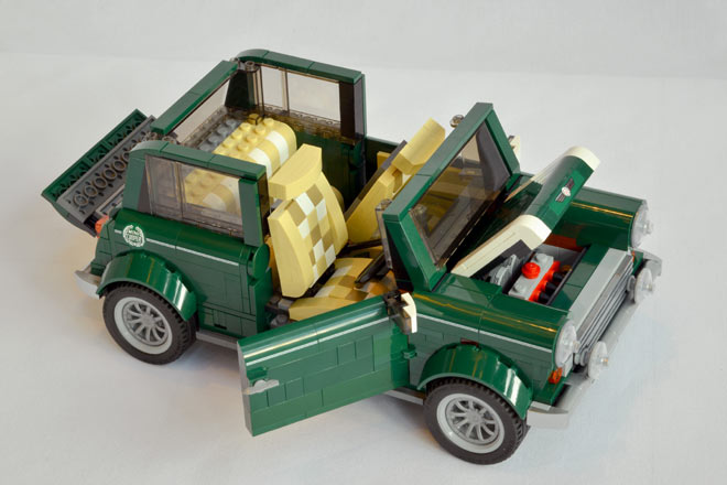 Tren, Motorhaube und Heckklappe des Mini Cooper lassen sich ffnen, im Kofferraum ist ein Picknick-Korb samt einer karierten Decke verstaut