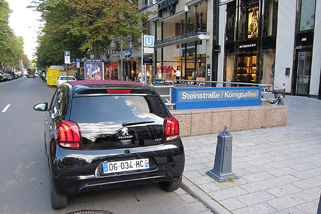 Ab auf die Straße: Im Gegensatz zum billig und lieblos wirkenden Vorgänger 107 kann man sich mit dem 108 auch auf Düsseldorfs Kö sehen lassen, »