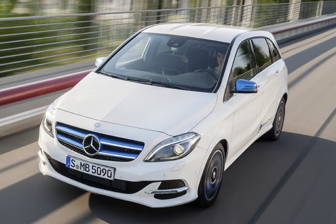 Erstmals liefert Mercedes auch die vollelektrische Version der B-Klasse. Sie gibt sich ganz wie den Mitbewerbern an blauen Akzenten (Kühlergrill-Lamellen, Außenspiegel) zu erkennen