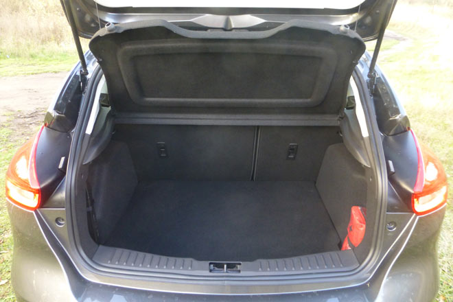 Brauchbarer Kofferraum der Limousine, wenn auch mit deutlicher Ladekante