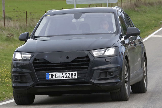 Audi testet den neuen Q7 inzwischen fast ungetarnt. Dass sich das Grill-Design am Q3-Facelift orientieren wird, liegt auf der Hand