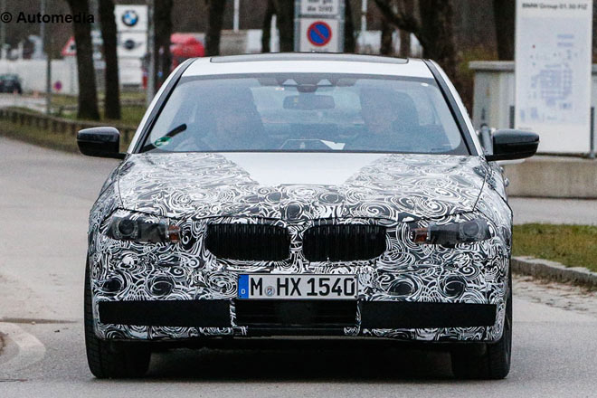 Erstmals testet BMW den knftigen 5er unter der echten neuen Karosserie. Diese steht demnach offenbar nicht im Zeichen groer Design-Sprnge