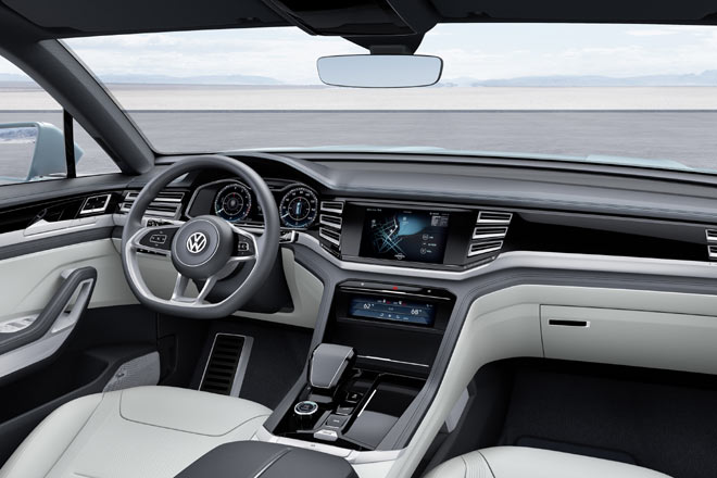 Blick ins Interieur: Platz, optische Ruhe und edle Materialien. Natrlich verbaut VW hier das digitale »Active Info Display«