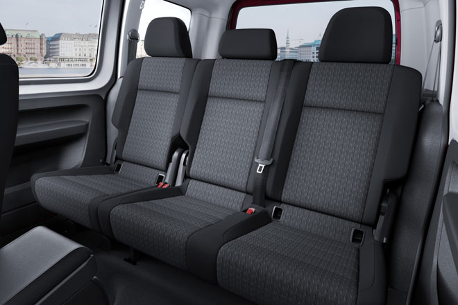 Die Sitzkonfiguration hat VW nicht modernisiert. Drei Einzelsitze gibt es ebenso wenig wie eine Längsverstellung