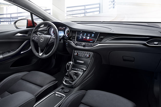 Im Innenraum ist der Astra K dem Astra J noch weiter voraus als auen: Endlich bekommen Opel-Kunden ein flieend und weitgehend ansprechend gestaltetes Ambiente mit einem groen Monitor