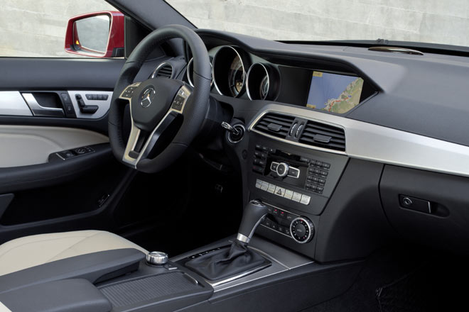 Auch im Innenraum-Vergleich zeigt sich der Paradigmenwechsel im Mercedes-Design